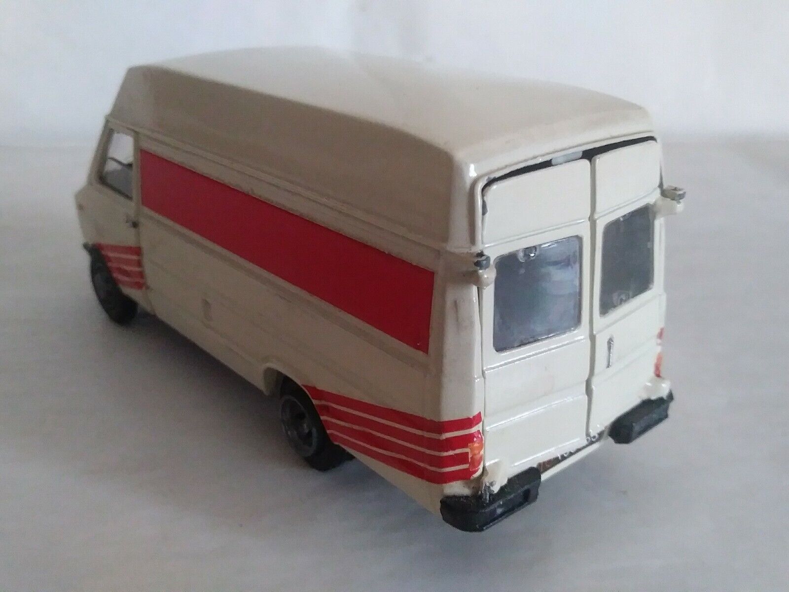 Atlas 1:43 Iveco-Unic 75 PC cuerpo de Bomberos Francia rojo / Blanco Atlas 1:43 Iveco-Unic 75 PC cuerpo de Bomberos Francia rojo / Blanco