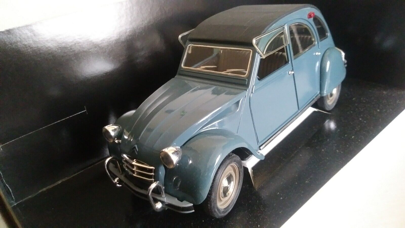 Citroën 2cv Cochonou (Découvrable) - 1/43ème en blister Citroën 2cv Cochonou (Découvrable) - 1/43ème en blister