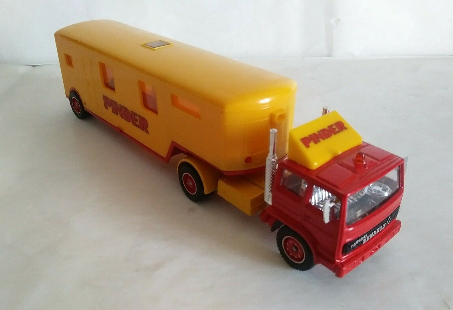 RENAULT CAMION TRASPORTO ANIMALI CIRCO PINDER VEREM SCALA 1/50