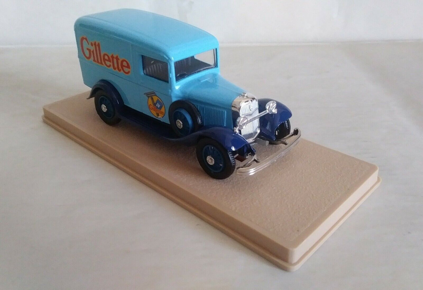 FORD V8 CAMIONNETTE "GILLETTE" ELIGOR SCALA 1/43