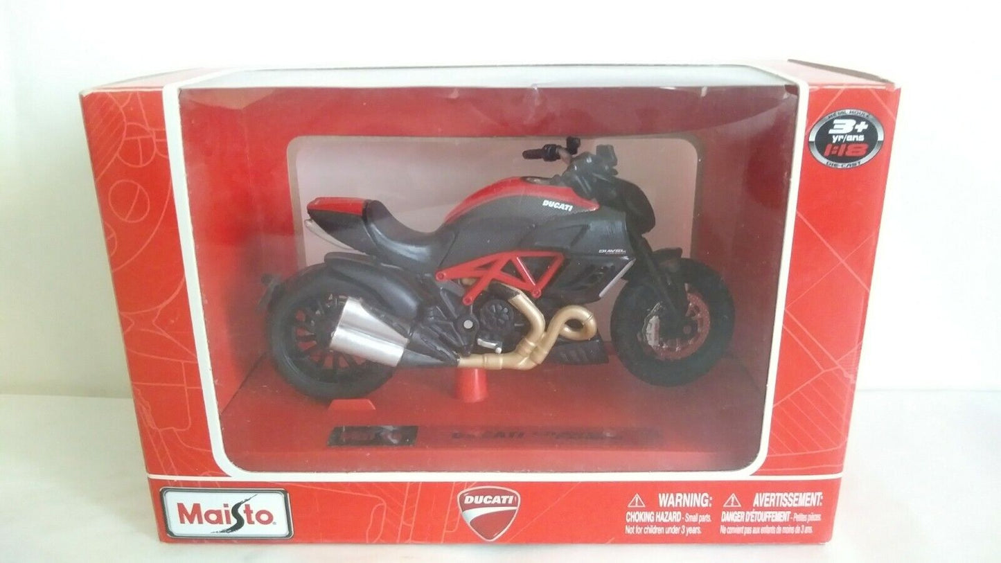 DUCATI DIAVEL CARBON MAISTO SCALA 1/18